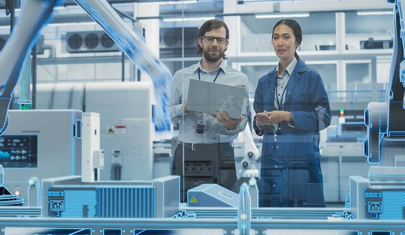 Ridder iQ geeft realtime inzicht in kosten, capaciteit en planning. Operator op de werkvloer gebruikt Ridder iQ op een tablet.