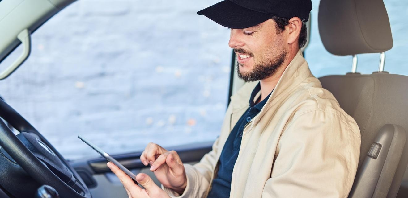 5 Advantages of MobileTech Field Service Technician browsing MobileTech