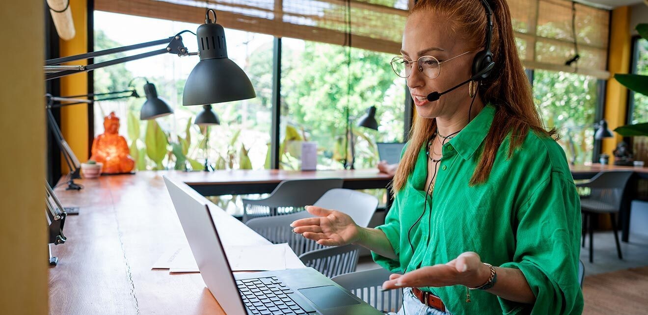 How to Measure Customer Experience Consultant on a computer talking to a customer