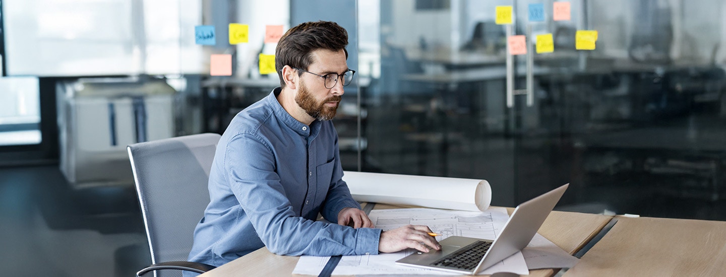 Project manager using Khameleon software for real-time data access Project manager using Khameleon software for real-time data access