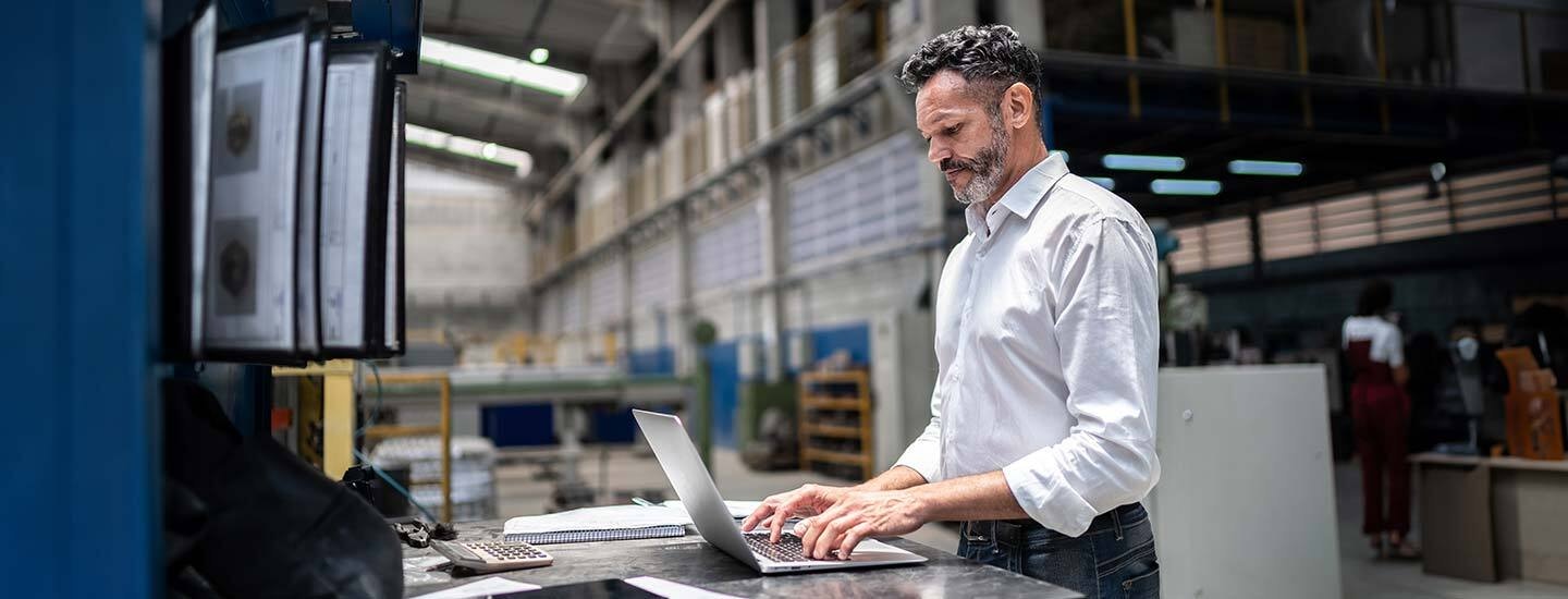 Job Shop ERP Guide2023 1 Header Supervisor on job shop floor