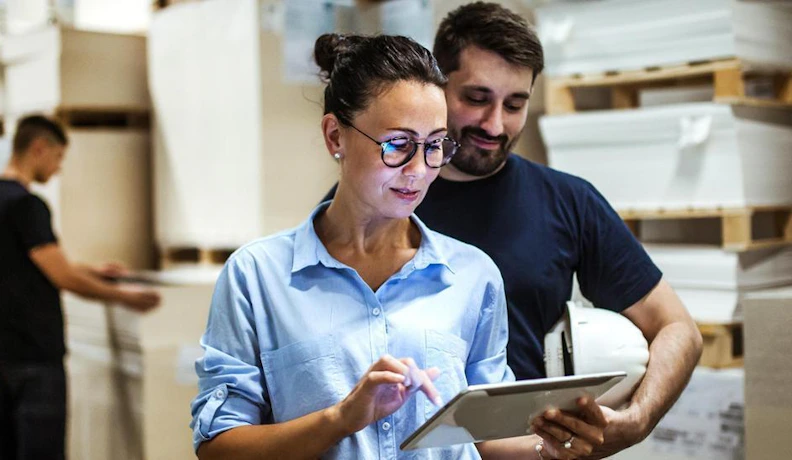 MES APS Real Time ERP Scheduling Manufacturing team using digital tools for real-time scheduling and execution with MES and APS