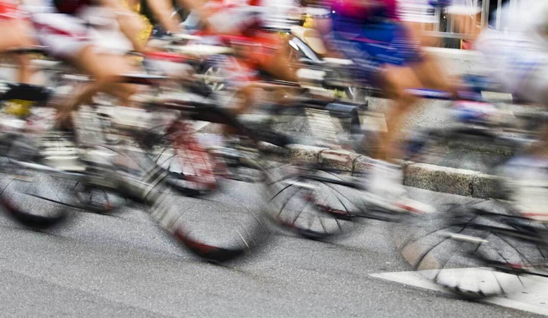 Teamwork in motion: hoe je organisatie als wielerploeg sneller schakelt Peloton van wielrenners in volle vaart – metafoor voor samenwerking en strategie binnen productiebedrijven.